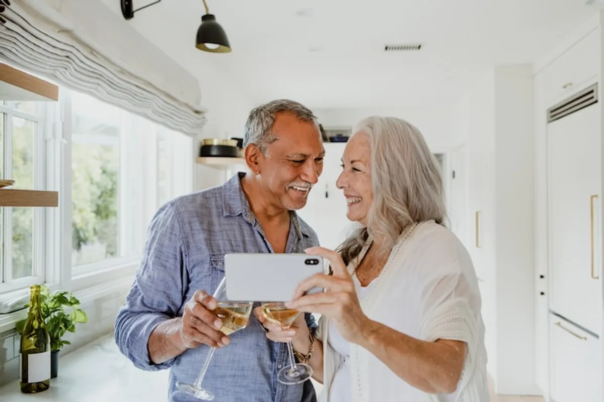 Ausgeschaltete Studioscheinwerfer im Halbdunkel